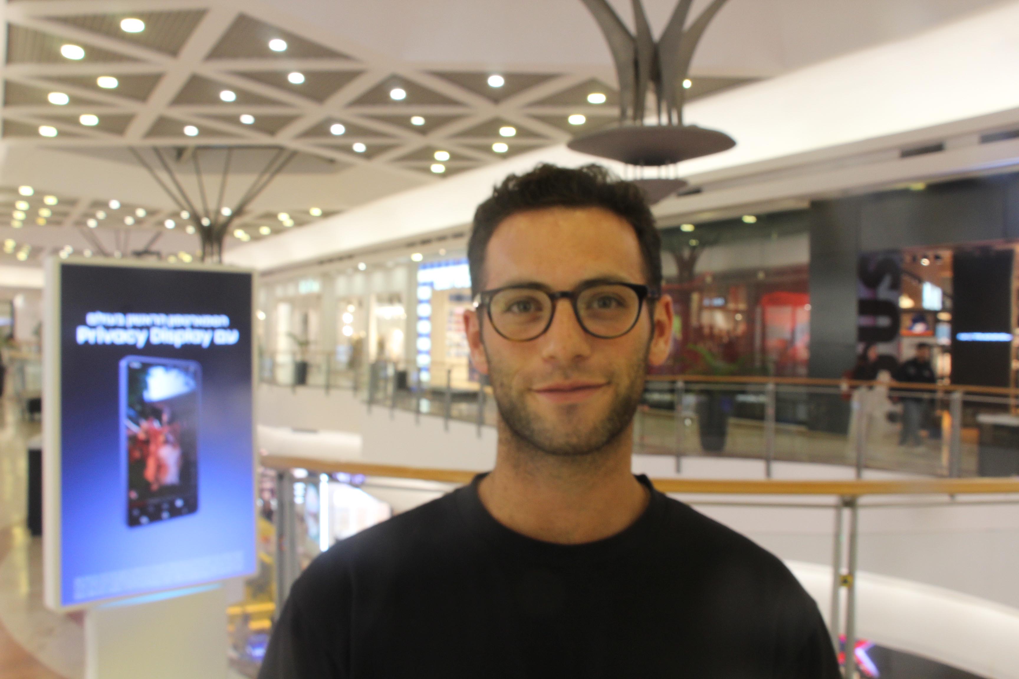 צילום תדמית של איש עסקים אמריקאי בקניון עזריאלי, בתל-אביב